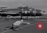 Immagine di Catapulta di velivoli a getto dalla portaerei United States USA, 1951, secondo 8 filmato di repertorio 65675028031