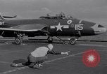 Immagine di Catapulta di velivoli a getto dalla portaerei United States USA, 1951, secondo 9 filmato di repertorio 65675028031