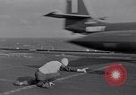 Immagine di Catapulta di velivoli a getto dalla portaerei United States USA, 1951, secondo 10 filmato di repertorio 65675028031
