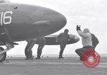 Immagine di Catapulta di velivoli a getto dalla portaerei United States USA, 1951, secondo 14 filmato di repertorio 65675028031