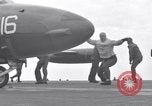 Immagine di Catapulta di velivoli a getto dalla portaerei United States USA, 1951, secondo 16 filmato di repertorio 65675028031