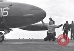 Immagine di Catapulta di velivoli a getto dalla portaerei United States USA, 1951, secondo 18 filmato di repertorio 65675028031