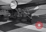Immagine di Catapulta di velivoli a getto dalla portaerei United States USA, 1951, secondo 29 filmato di repertorio 65675028031