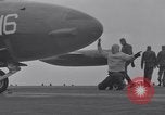 Immagine di Catapulta di velivoli a getto dalla portaerei United States USA, 1951, secondo 62 filmato di repertorio 65675028031