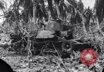 Standbild Wracks von Panzern Marshall Inseln, 1944, aus Sekunde 33 historischem Filmmaterial Videoclip 65675028033