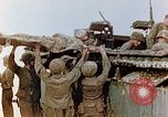 Standbild Marines am Brückenkopf Saipan Nördliche Marianen, 1944, aus Sekunde 15 historischem Filmmaterial Videoclip 65675028041