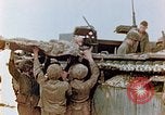 Standbild Marines am Brückenkopf Saipan Nördliche Marianen, 1944, aus Sekunde 16 historischem Filmmaterial Videoclip 65675028041