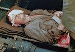 Standbild Marines behandeln Verletzte Saipan Nördliche Marianen, 1944, aus Sekunde 1 historischem Filmmaterial Videoclip 65675028042