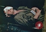 Standbild Marines behandeln Verletzte Saipan Nördliche Marianen, 1944, aus Sekunde 3 historischem Filmmaterial Videoclip 65675028042