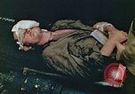 Standbild Marines behandeln Verletzte Saipan Nördliche Marianen, 1944, aus Sekunde 4 historischem Filmmaterial Videoclip 65675028042