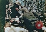 Standbild Marines behandeln Verletzte Saipan Nördliche Marianen, 1944, aus Sekunde 10 historischem Filmmaterial Videoclip 65675028042