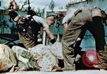 Standbild Marines behandeln Verletzte Saipan Nördliche Marianen, 1944, aus Sekunde 31 historischem Filmmaterial Videoclip 65675028042