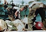 Standbild Marines behandeln Verletzte Saipan Nördliche Marianen, 1944, aus Sekunde 32 historischem Filmmaterial Videoclip 65675028042