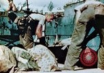 Standbild Marines behandeln Verletzte Saipan Nördliche Marianen, 1944, aus Sekunde 33 historischem Filmmaterial Videoclip 65675028042