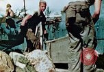 Standbild Marines behandeln Verletzte Saipan Nördliche Marianen, 1944, aus Sekunde 36 historischem Filmmaterial Videoclip 65675028042