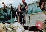 Standbild Marines behandeln Verletzte Saipan Nördliche Marianen, 1944, aus Sekunde 37 historischem Filmmaterial Videoclip 65675028042
