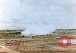Standbild US-Marines Artillerie feuern Saipan Nördliche Marianen, 1944, aus Sekunde 29 historischem Filmmaterial Videoclip 65675028045