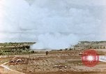Standbild US-Marines Artillerie feuern Saipan Nördliche Marianen, 1944, aus Sekunde 30 historischem Filmmaterial Videoclip 65675028045