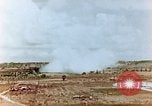 Standbild US-Marines Artillerie feuern Saipan Nördliche Marianen, 1944, aus Sekunde 35 historischem Filmmaterial Videoclip 65675028045