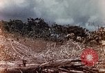 Standbild US Marine wirft Handgranate Saipan Nördliche Marianen, 1944, aus Sekunde 3 historischem Filmmaterial Videoclip 65675028058