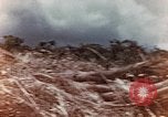 Standbild US Marine wirft Handgranate Saipan Nördliche Marianen, 1944, aus Sekunde 10 historischem Filmmaterial Videoclip 65675028058