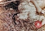 Standbild US Marine wirft Handgranate Saipan Nördliche Marianen, 1944, aus Sekunde 24 historischem Filmmaterial Videoclip 65675028058