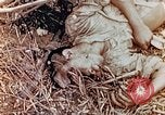 Standbild US Marine wirft Handgranate Saipan Nördliche Marianen, 1944, aus Sekunde 25 historischem Filmmaterial Videoclip 65675028058