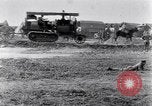Standbild halten Artillerie Traktoren Frankreich, 1915, aus Sekunde 10 historischem Filmmaterial Videoclip 65675028069