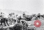 Standbild Batterie der Französischen 75 Feld Stückzahl Curlu Frankreich, 1915, aus Sekunde 35 historischem Filmmaterial Videoclip 65675028076