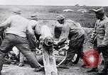 Standbild Batterie der Französischen 75 Feld Stückzahl Curlu Frankreich, 1915, aus Sekunde 43 historischem Filmmaterial Videoclip 65675028076