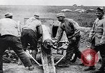Standbild Batterie der Französischen 75 Feld Stückzahl Curlu Frankreich, 1915, aus Sekunde 47 historischem Filmmaterial Videoclip 65675028076