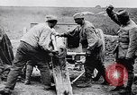 Standbild Batterie der Französischen 75 Feld Stückzahl Curlu Frankreich, 1915, aus Sekunde 54 historischem Filmmaterial Videoclip 65675028076