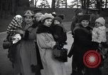 Immagine di Spose di guerra e i bambini Europa, 1919, secondo 12 filmato di repertorio 65675028081