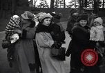 Immagine di Spose di guerra e i bambini Europa, 1919, secondo 13 filmato di repertorio 65675028081