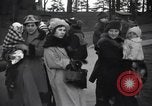 Immagine di Spose di guerra e i bambini Europa, 1919, secondo 14 filmato di repertorio 65675028081