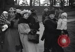 Immagine di Spose di guerra e i bambini Europa, 1919, secondo 15 filmato di repertorio 65675028081