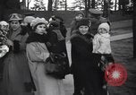 Immagine di Spose di guerra e i bambini Europa, 1919, secondo 16 filmato di repertorio 65675028081