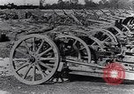 Standbild Deutsche Artillerie von den kanadischen Streitkräften gefangen genommen Western Front europäischen Theater, 1917, aus Sekunde 17 historischem Filmmaterial Videoclip 65675028105
