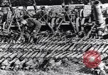 Standbild Deutsche Artillerie von den kanadischen Streitkräften gefangen genommen Western Front europäischen Theater, 1917, aus Sekunde 48 historischem Filmmaterial Videoclip 65675028105