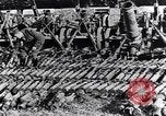 Standbild Deutsche Artillerie von den kanadischen Streitkräften gefangen genommen Western Front europäischen Theater, 1917, aus Sekunde 49 historischem Filmmaterial Videoclip 65675028105