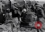 Standbild britische Soldaten Palästina Wüste, 1917, aus Sekunde 12 historischem Filmmaterial Videoclip 65675028109