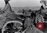 Standbild britische Soldaten Palästina Wüste, 1917, aus Sekunde 37 historischem Filmmaterial Videoclip 65675028109