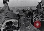 Standbild britische Soldaten Palästina Wüste, 1917, aus Sekunde 39 historischem Filmmaterial Videoclip 65675028109