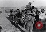 Standbild britische Soldaten Palästina Wüste, 1917, aus Sekunde 43 historischem Filmmaterial Videoclip 65675028109