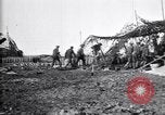 Standbild britischen bombardieren deutsche Leitung mit 8 Zoll Haubitzen Frankreich, 1916, aus Sekunde 44 historischem Filmmaterial Videoclip 65675028121