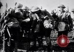 Standbild britische Truppen Vorbereiten für den Kampf in der Schlacht der Ancre Frankreich, 1916, aus Sekunde 10 historischem Filmmaterial Videoclip 65675028122