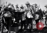 Standbild britische Truppen Vorbereiten für den Kampf in der Schlacht der Ancre Frankreich, 1916, aus Sekunde 11 historischem Filmmaterial Videoclip 65675028122