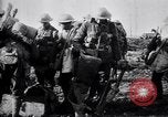 Standbild britische Truppen Vorbereiten für den Kampf in der Schlacht der Ancre Frankreich, 1916, aus Sekunde 13 historischem Filmmaterial Videoclip 65675028122