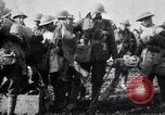Standbild britische Truppen Vorbereiten für den Kampf in der Schlacht der Ancre Frankreich, 1916, aus Sekunde 14 historischem Filmmaterial Videoclip 65675028122