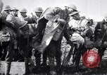 Standbild britische Truppen Vorbereiten für den Kampf in der Schlacht der Ancre Frankreich, 1916, aus Sekunde 16 historischem Filmmaterial Videoclip 65675028122